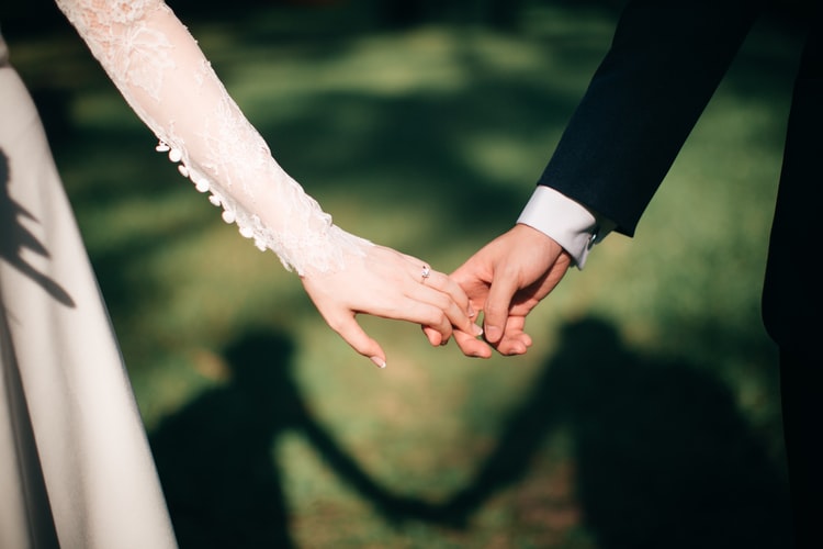 Nazwisko po ślubie – zmienić czy zostawić?